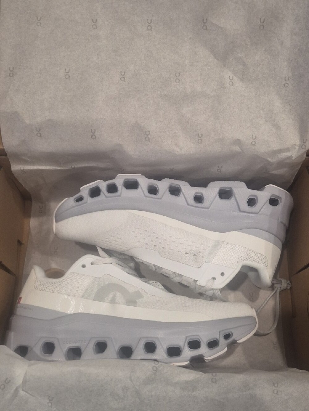 “New Women’s On Cloudmonster Size 6 White Gray Running Shoes - Picture 9 of 10